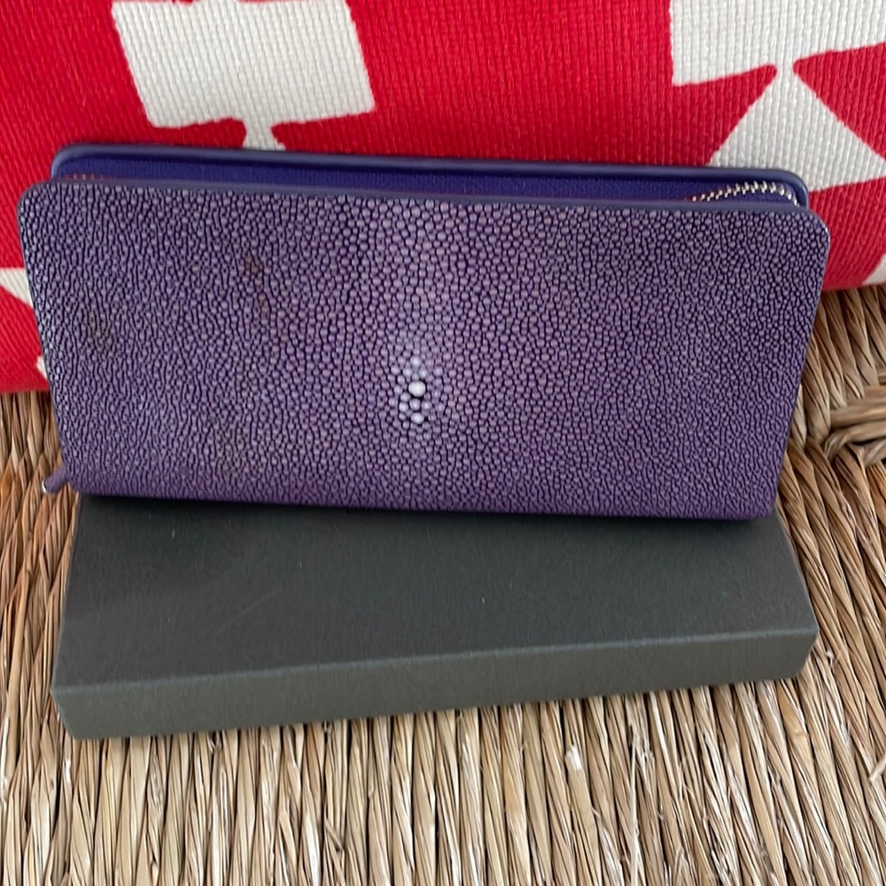 Zip wallet 4 compartments, 13 credit card Luxurious Epsom leather.